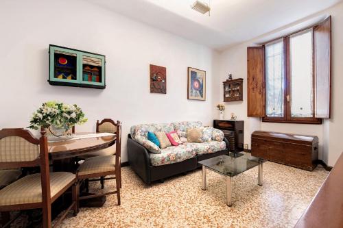 a living room with a couch and a table at Casa vacanze da rosa in Iseo