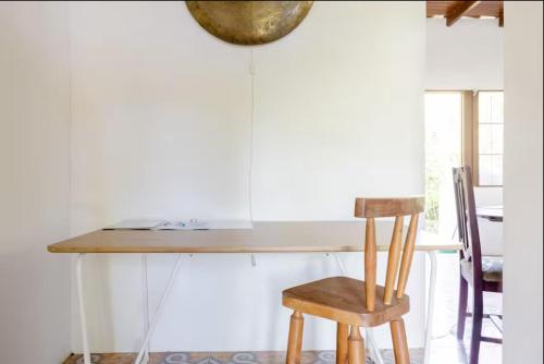 a wooden desk with a wooden chair in a room at Casa Patricia in Uvita