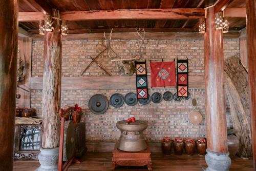a corner of a room with a wall with tiles at Pù Luông Sala Homestay in Hương Bá Thước