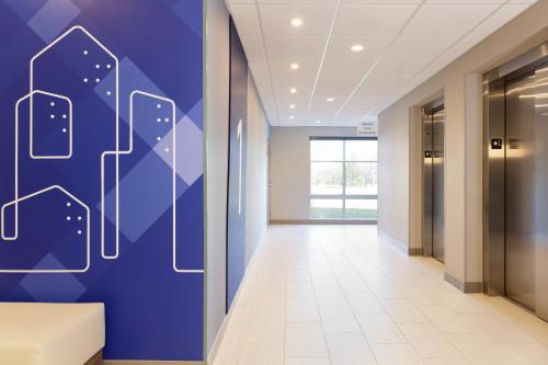 an empty hallway with a blue wall in a office at Holiday Inn Express & Suites Mazatlan by IHG in Mazatlán