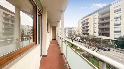 an apartment balcony with a view of a street at HOMEY LA COLOC BRILLANT - Colocation haut de gamme de 3 chambres uniques et privées / Proche centre-ville et transports en commun / Balcons / Wifi gratuit in Annemasse