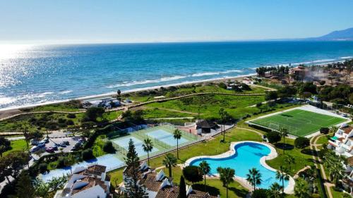 Lunamar beachfront with swimming pool, football, tennis, paddle and basketball courts - EaW Homes