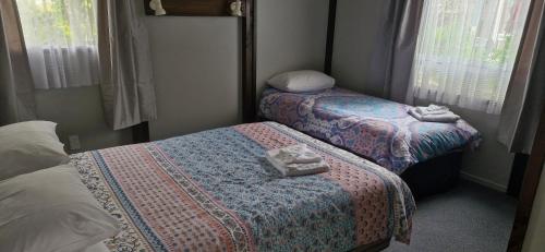 Ένα ή περισσότερα κρεβάτια σε δωμάτιο στο Tokaanu Lodge Motel