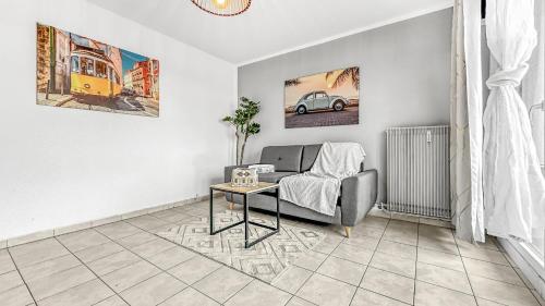 un salon avec un canapé et une table dans l'établissement HOMEY MOSA - Au pied du Tram - Proche centre - Balcon Privé - Wifi et Netflix, à Annemasse