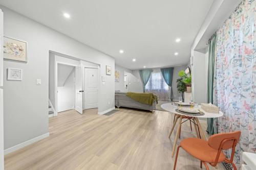 Χώρος καθιστικού στο Private Cozy Room with Free Parking