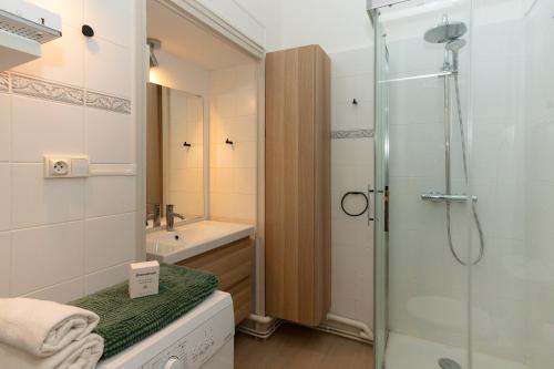 un baño con ducha y lavabo en Au Temps Suspendu, en Aix-les-Bains