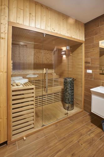 eine Sauna mit Glaswänden und Holzwänden in der Unterkunft Na jelení stezce in Chřibská