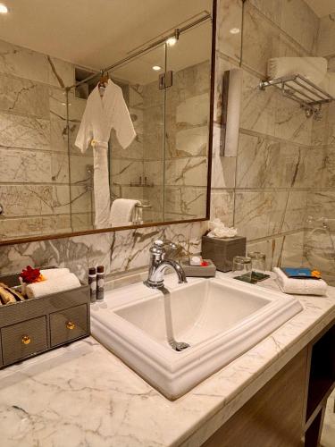 a bathroom with a sink and a large mirror at Fountain, Mahabaleshwar - IHCL SeleQtions in Mahabaleshwar