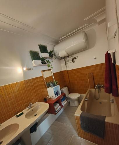 une salle de bain avec un lavabo, une baignoire et des toilettes dans l'établissement La Fourche, à Paris