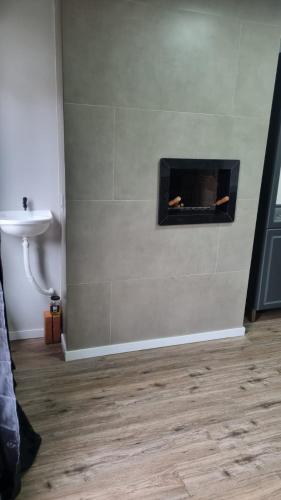 a fireplace in the corner of a room with a sink at Apartamento em Itajuba - Barra Velha 120m do mar in Barra Velha
