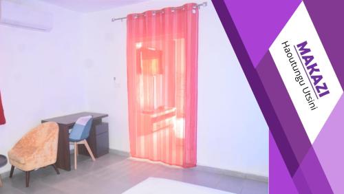 a room with a door and a table and chairs at MAKAZI Haoutoungou in Combani