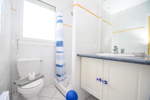une salle de bain avec toilettes et lavabo dans l'établissement Appt 2 pièces confort 3 pers au pied de la plage vacances sans voiture, à Dinard
