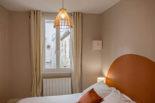 - une chambre avec un lit, une fenêtre et une lampe dans l'établissement Appartement centre historique, à Orléans