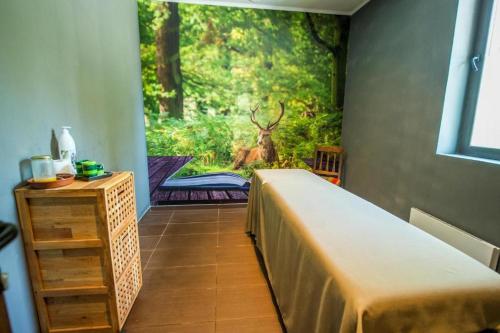 パンポロボにあるPamporovo hotel Snezhanka A640のベッドと鹿の絵のある部屋