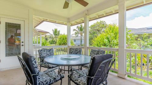 a screened in porch with a table and chairs at Coconut Plantation 1192-4 in Kapolei