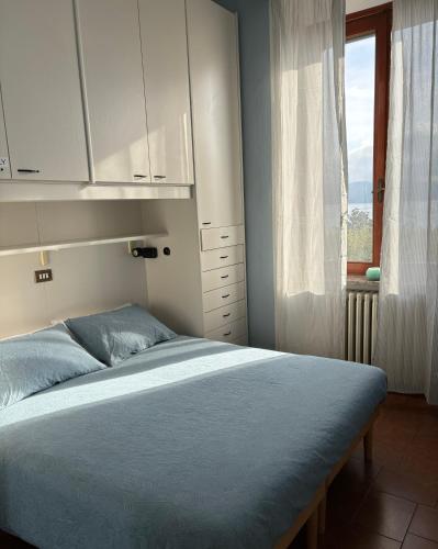 a bedroom with a large bed and a window at Casa Caterina in Intra