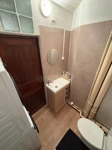 une petite salle de bain avec toilettes et lavabo dans l'établissement Studio Cosy hyper centre Aix, à Aix-en-Provence