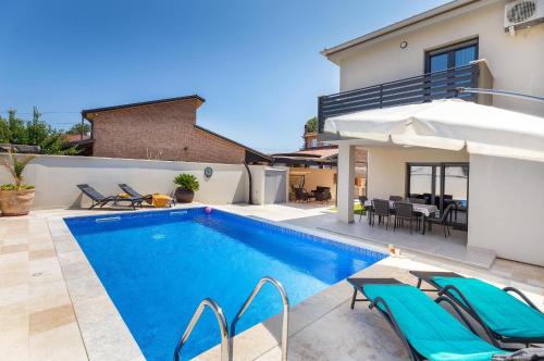 Πισίνα στο ή κοντά στο Villa Tena with Private Swimming Pool