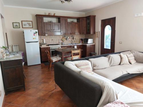 a living room with a couch and a kitchen at Sezze - Casa tra mare e monti di Luigi & Fabiana in Sezze