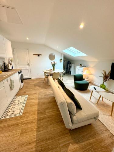 un salon avec un canapé et une table dans l'établissement Résidence vallée de l'Aulne, à Châteauneuf-du-Faou