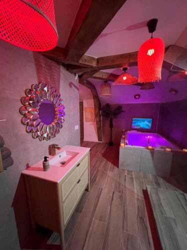 - une salle de bains pourpre avec lavabo et miroir dans l'établissement Bohème & Jacuzzi, à Vienne