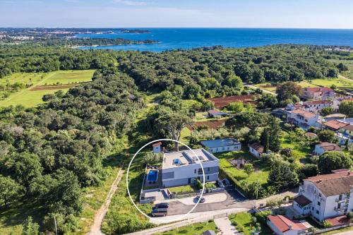 Villa Pinus - Private Pool, Jacuzzi, Game Room