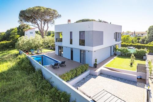 Villa Pinus - Private Pool, Jacuzzi, Game Room
