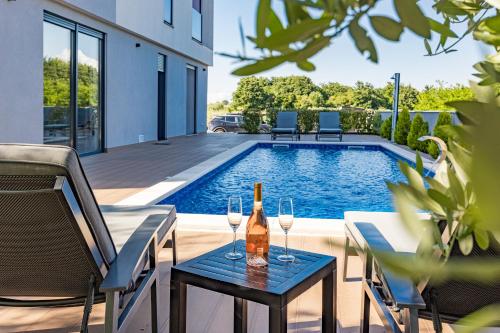 Villa Pinus - Private Pool, Jacuzzi, Game Room