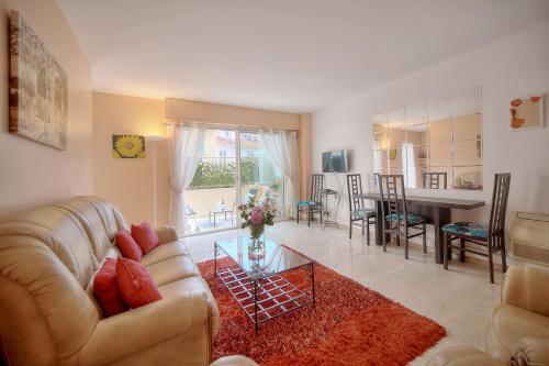 un salon avec un canapé et une table dans l'établissement 3 PIECES en DUPLEX , CENTRAL A2B103, à Cannes