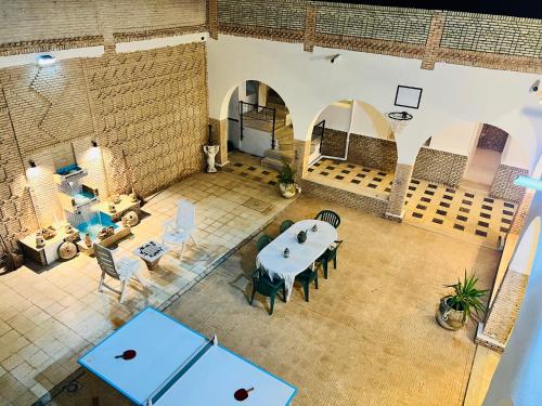 een bovenaanzicht van een grote kamer met een tafel en stoelen bij Dar Othmen in Tozeur