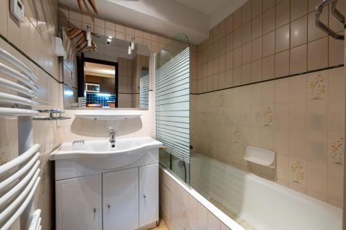 une salle de bain avec un lavabo et une douche dans l'établissement Bel appartement au pied des pistes, à Notre-Dame-de-Bellecombe