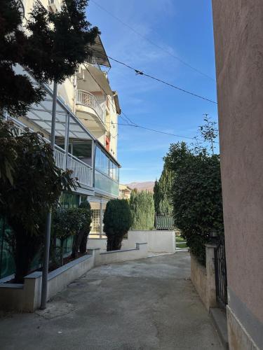 Το κτήριο όπου στεγάζεται  το διαμέρισμα
