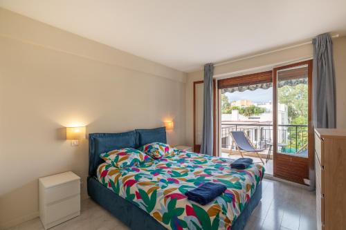 Postel nebo postele na pokoji v ubytování Yank's centre Juan Les Pins 5 min des plages