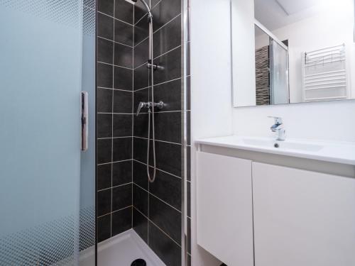 une salle de bain avec douche et lavabo dans l'établissement La Dune 28 - Villa 3P6, à Sérignan