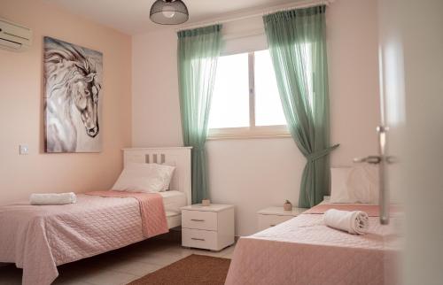 Ένα ή περισσότερα κρεβάτια σε δωμάτιο στο Noyas place