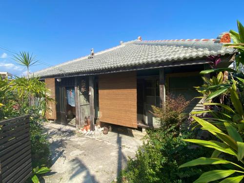 a house with a fence in front of it at 日々喜家（ひびきや）駐車場1台・Wi-Fi無料 in Yakena