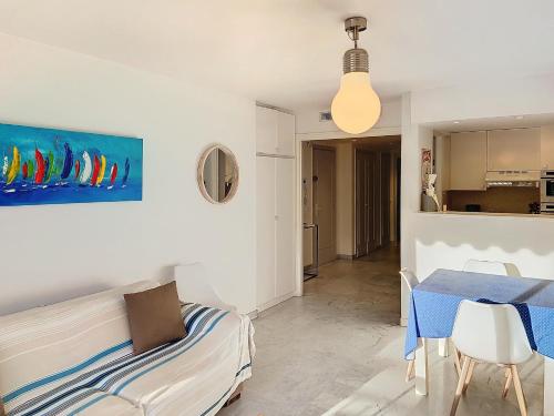 une chambre avec un lit et une table et une cuisine dans l'établissement Bel appartement à 2 pas des plages 151L DEBL, à Cannes