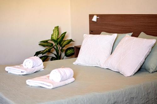a bed with pink towels on top of it at Alamo Hotel in Villa Carlos Paz