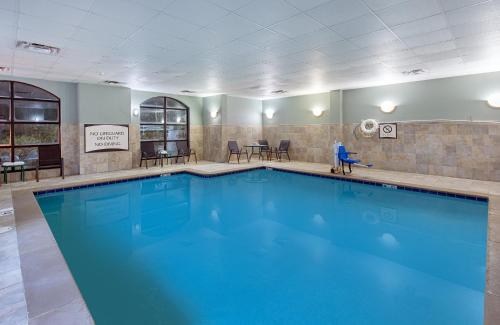 a large swimming pool in a hotel room at Staybridge Suites-Knoxville Oak Ridge by IHG in Oak Ridge