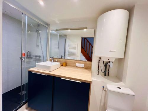 une salle de bain avec un lavabo et une douche dans l'établissement Appartement rénové 3P - Piscine & Tennis, proche plage - FR-1-478-302, à Quiberon