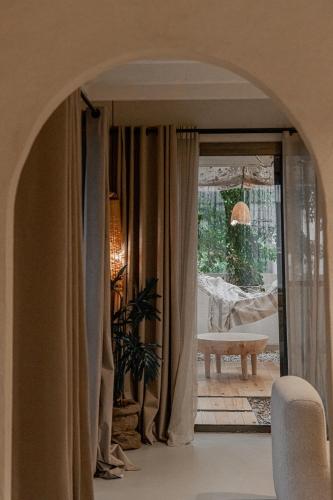 an archway leading into a living room with a patio at Serab Residencia, Boutique Hotel & Resort in Al Kaslīk