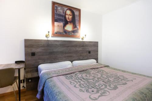 Ένα ή περισσότερα κρεβάτια σε δωμάτιο στο Hotel Leonard De Vinci 75011