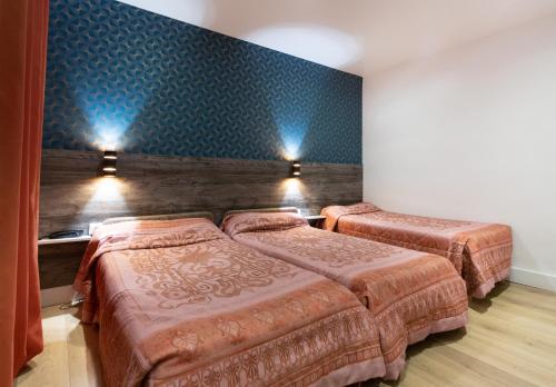 Ένα ή περισσότερα κρεβάτια σε δωμάτιο στο Hotel Leonard De Vinci 75011