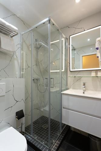 Ένα μπάνιο στο Hotel Leonard De Vinci 75011