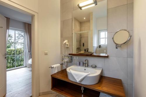 a bathroom with a sink and a mirror at Apartments am Schloss Mühldorf in Feldkirchen an der Donau