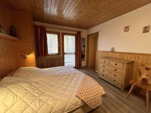 a bedroom with a bed and a dresser and a window at Appartement en montagne, 4 pers, proche des pistes et commerces, animaux acceptés, balcon, casier à skis - FR-1-180-73 in Méribel