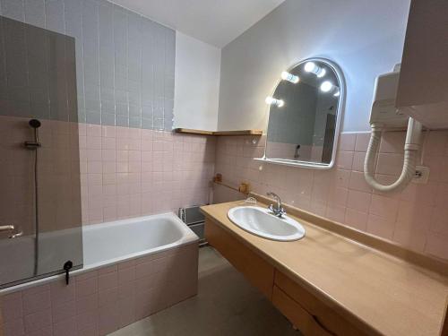 a bathroom with a sink and a tub and a mirror at Appartement en montagne, 4 pers, proche des pistes et commerces, animaux acceptés, balcon, casier à skis - FR-1-180-73 in Méribel