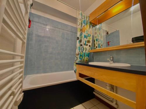 une salle de bain avec un lavabo, une baignoire et une douche dans l'établissement Studio lumineux au centre de Samoëns, proche navette ski, balcon, casier à skis, TV - FR-1-624-52, à Samoëns