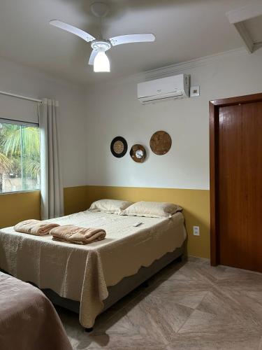 a bedroom with a bed and a ceiling fan at Apartamento Santa Cruz in Santa Cruz