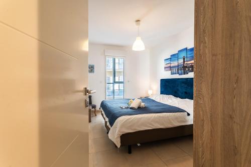 une chambre avec un chien allongé sur un lit dans l'établissement JARDINS MASSENA AP4088 Nice, by Riviera Holiday Homes, à Nice